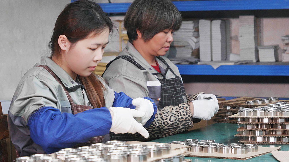 员工对金属零件进行细致的外观检查